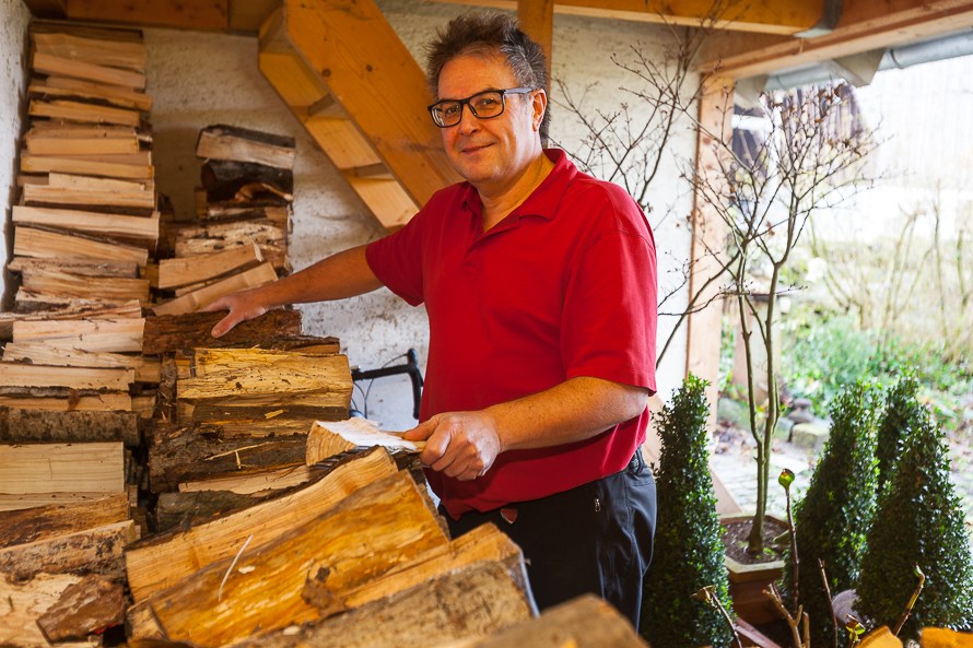 da holz hubi bei der arbeit fuer ein warmes zuhause im bayerischen wald