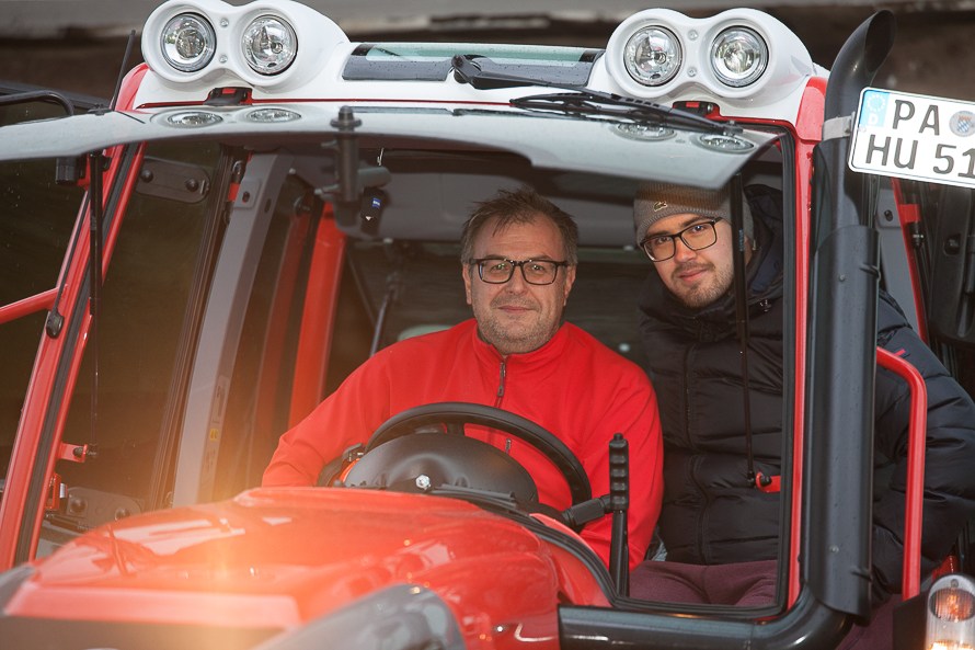 da holz hubi bei der arbeit fuer ein warmes zuhause im bayerischen wald