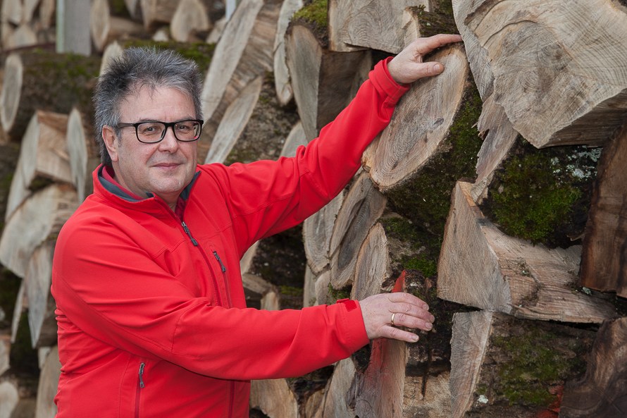 da holz hubi bei der arbeit fuer ein warmes zuhause im bayerischen wald