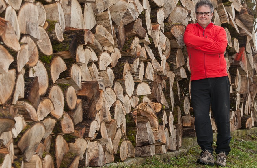 da holz hubi bei der arbeit fuer ein warmes zuhause im bayerischen wald